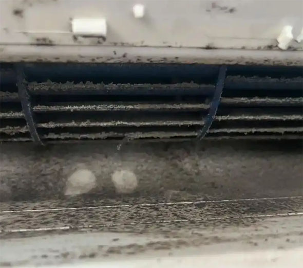 丽江市空调吹的风有股烧焦味是怎么回事